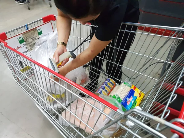 Chiang Rai, Tayland - 29 Kasım: barkod tarayıcı üzerinde 29 Kasım 2016 Chiang rai, Tayland ürünlerle tanımlanamayan kasiyer.