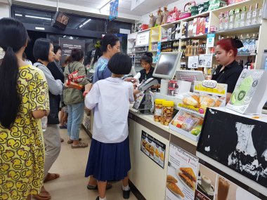 Bangkok, Tayland - 29 Kasım: tanımlanamayan kasiyer Bangkok, Tayland 29 Kasım 2016 gecesi'müşterilerle nakit masasında