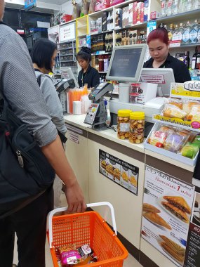 Bangkok, Tayland - 29 Kasım: tanımlanamayan kasiyer Bangkok, Tayland 29 Kasım 2016 gecesi'müşterilerle nakit masasında