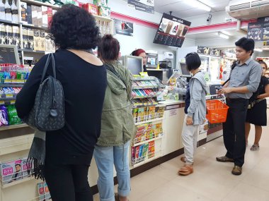 Bangkok, Tayland - 29 Kasım: tanımlanamayan kasiyer Bangkok, Tayland 29 Kasım 2016 gecesi'müşterilerle nakit masasında