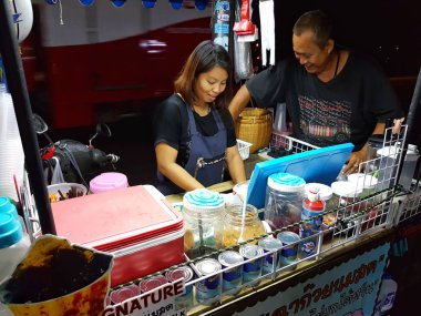 Ayutthaya, Tayland - 28 Kasım: soğuk Ayutthaya, Tayland 28 Kasım 2016 gecesi street yürüyüş içinde satış kimliği belirsiz kişi.