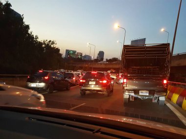 Bangkok, Tayland - 29 Kasım: Günlük trafik sıkışıklığı bir araba camdan 29 Kasım 2016 üzerinde Bangkok, Tayland atış akşam.