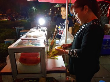 Ayutthaya, Tayland - 28 Kasım: Ayutthaya, Tayland 28 Kasım 2016 gecesi street yürüyüş içinde mango satış kimliği belirsiz kişi.