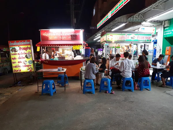 AYUTTHAYA, THAILAND - NOVEMBRO 28: pessoas não identificadas na rua andando à noite em novembro 28, 2016 em Ayutthaya, Tailândia — Fotografia de Stock