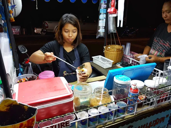 Ayutthaya, Thajsko - 28. listopadu: neznámí lidé prodávají studený nápoj v pěší ulici v noci na 28 listopadu 2016 v Ayutthaya, Thajsko. — Stock fotografie