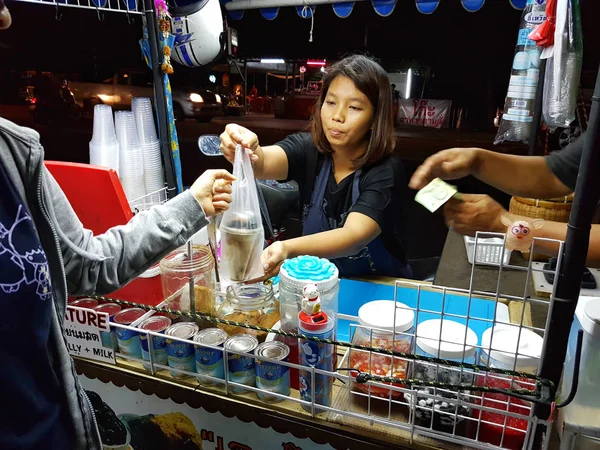 AYUTTHAYA, TAILANDIA - 28 DE NOVIEMBRE: personas no identificadas que venden bebidas frías en la calle peatonal en la noche del 28 de noviembre de 2016 en Ayutthaya, Tailandia . —  Fotos de Stock