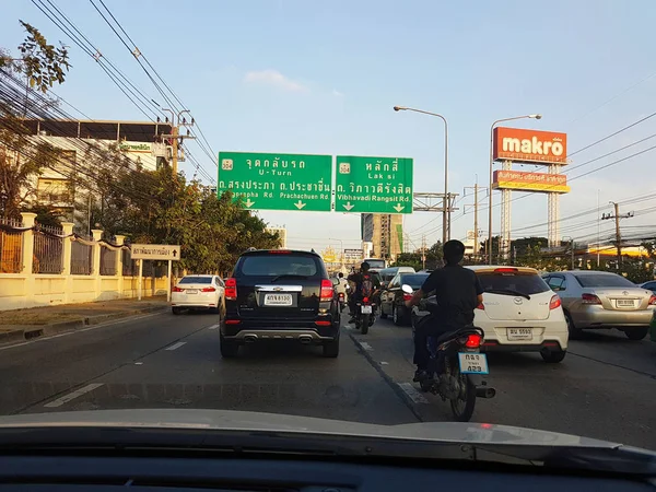 방콕, 태국에서 11 월 29 일, 2016, 자동차의 앞 유리를 통해 촬영 오후에 방콕, 태국 11 월 29 일: 매일 교통 체증. — 스톡 사진