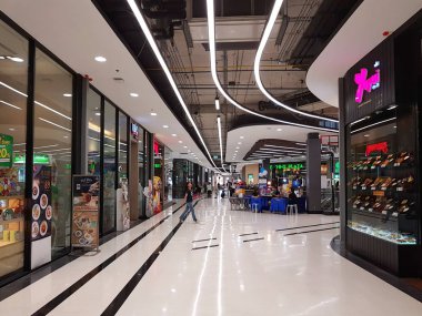 Bangkok, Tayland - 30 Kasım: mağaza iç görünüm koridor ve çeşitli mağazalar ile 30 Kasım 2016 Bangkok, Tayland.