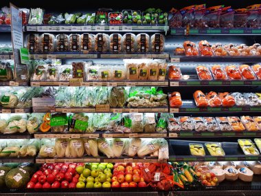 Bangkok, Tayland - 30 Kasım: taze organik sebze ve meyve stand veya raf Bangkok, Tayland için 30 Kasım 2016 Tops süpermarkette Satılık.