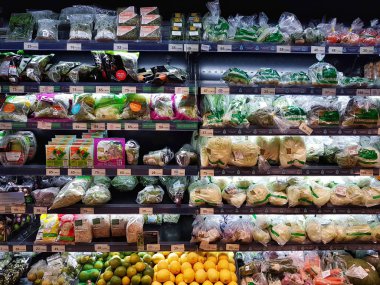 Bangkok, Tayland - 30 Kasım: taze organik sebze ve meyve stand veya raf Bangkok, Tayland için 30 Kasım 2016 Tops süpermarkette Satılık.
