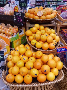 Bangkok, Tayland - 30 Kasım: taze organik sebze ve meyve stand veya Bangkok, Tayland için 30 Kasım 2016 Tops süpermarkette sepet üzerinde Satılık.