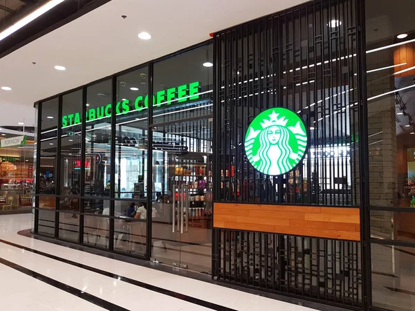 Бангкок, Таиланд - 30 ноября: Внутренний вид универмага с проходом и кофе Starbucks 30 ноября 2016 года в Бангкоке, Таиланд . — стоковое фото