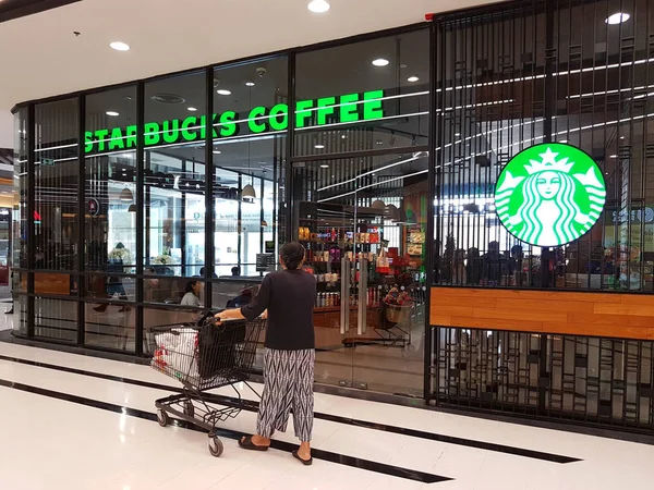 Бангкок, Таиланд - 30 ноября: Внутренний вид универмага с проходом и кофе Starbucks 30 ноября 2016 года в Бангкоке, Таиланд . — стоковое фото