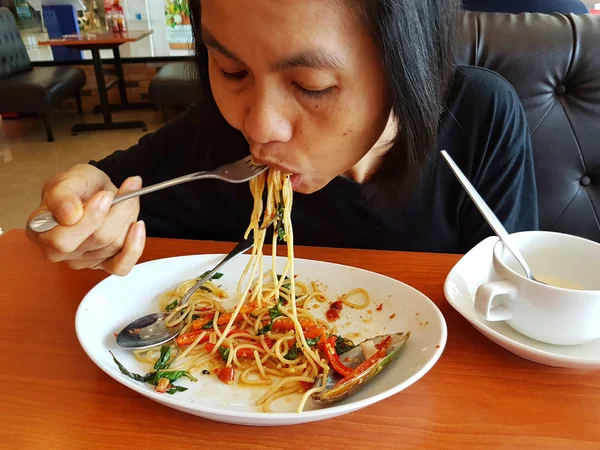 Bangkok, Tayland - 30 Kasım: Kimliği belirsiz kadın Tay tarzında spagetti makarna Jeffer biftek 30 Kasım 2016 üzerinde Bangkok, Tayland yemek — Stok fotoğraf