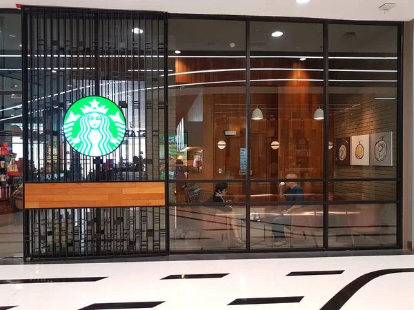 Бангкок, Таїланд - 30 листопада: універмаг внутрішній вигляд з проходу і Starbucks кави на 30 листопада 2016 в Бангкоку, Таїланд. — стокове фото