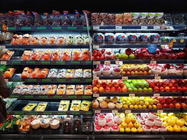 BANGKOK, TAILANDIA - 30 DE NOVIEMBRE: verduras y frutas orgánicas frescas a la venta en el stand o estante de Tops Supermarket el 30 de noviembre de 2016 en BANGKOK, Tailandia . — Foto de Stock