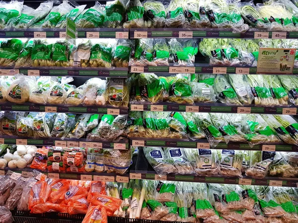 BANGKOK, TAILANDIA - 30 DE NOVIEMBRE: verduras y frutas orgánicas frescas a la venta en el stand o estante de Tops Supermarket el 30 de noviembre de 2016 en BANGKOK, Tailandia . — Foto de Stock
