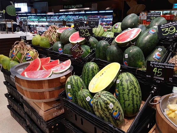 BANGKOK, THAÏLANDE - 30 NOVEMBRE : légumes et fruits frais biologiques à vendre sur stand ou panier au supermarché Tops le 30 novembre 2016 à BANGKOK, Thaïlande . — Photo