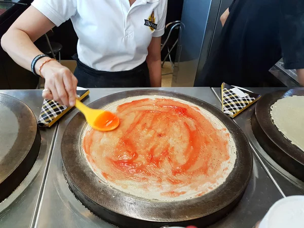 BANGKOK, TAILANDIA - 30 DE NOVIEMBRE: Primeros planos de una mujer no identificada haciendo pastel crujiente en la estufa en el supermercado Tops el 30 de noviembre de 2016 en BANGKOK, Tailandia . —  Fotos de Stock