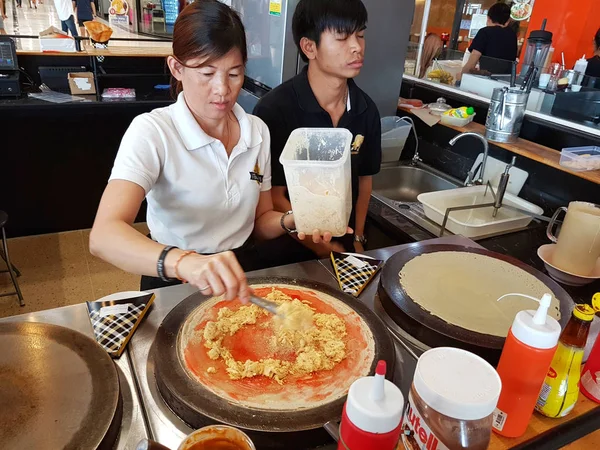 BANGKOK, THAILAND - NOVEMBRO 30: mulher não identificada fazendo bolo crocante no fogão no supermercado Tops em 30 de novembro de 2016 em BANGKOK, Tailândia . — Fotografia de Stock