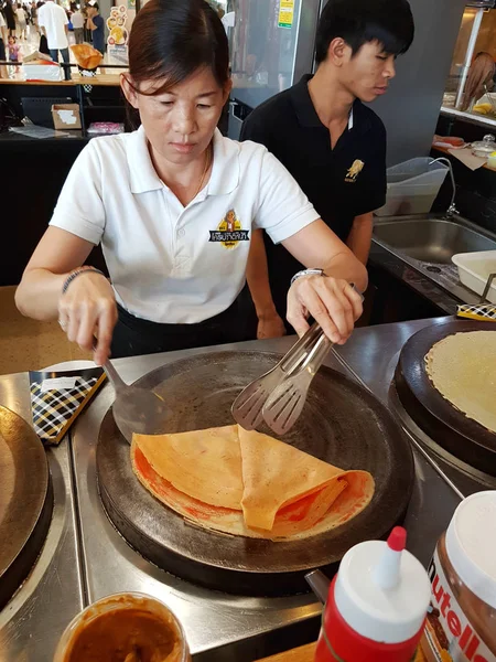 Bangkok, thailand - 30. november 2016: unbekannte frau kocht knusprigen crape cake auf herd im top supermarkt am 30. november 2016 in bangkok, thailand. — Stockfoto