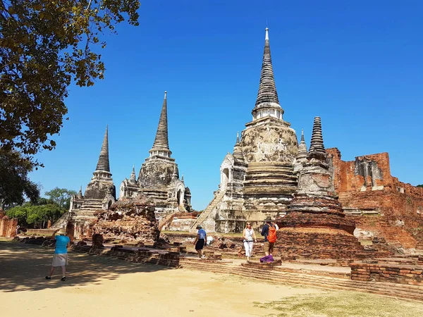 AYUTTHAYA, THAÏLANDE - 29 NOVEMBRE : Des touristes non identifiés visitent Wat Phra Sri Sanphet dans le parc historique d'Ayutthaya le 29 novembre 2016 à Ayutthaya, Thaïlande — Photo