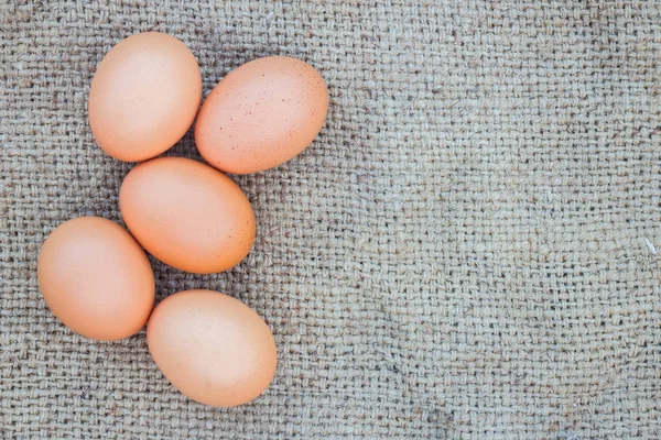 Close up van eieren op gunnysack voor de kok, met copyspace — Stockfoto