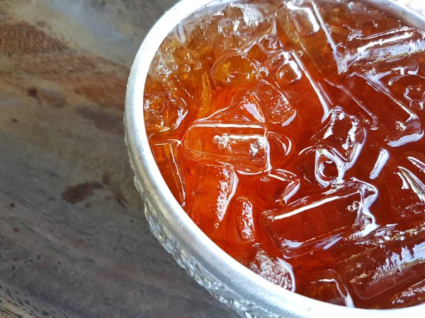 tatlı Tay geleneksel gümüş kupa ile boşaltmak soldaki Çayları.