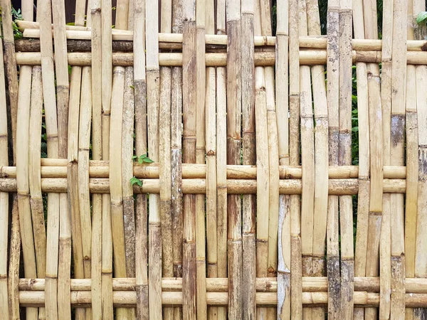 eski grungy Tay el sanatları bambu örgü desen çit textuure arka planı için kullanılan