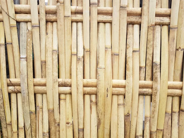 Vieja artesanía tailandesa gruñona de bambú tejer valla patrón utilizado para fondo de textura —  Fotos de Stock