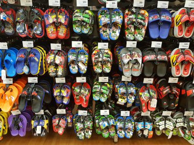 Chiang Rai, Tayland - 6 Şubat: Toe çeşitli marka sonrası sandalet Satılık süpermarket stand veya 6 Şubat 2017 rafta Chiang rai, Tayland.