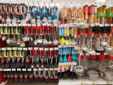 Chiang Rai, Tayland - 6 Şubat: çeşitli marka mutfak ekipman Satılık süpermarket stand veya rafta 6 Şubat 2017 yılında Chiang rai, Tayland.