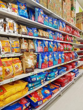 Chiang Rai, Tayland - 6 Şubat: çeşitli marka gıda Pet ambalaj Satılık süpermarket stand veya rafta 6 Şubat 2017 yılında Chiang rai, Tayland.