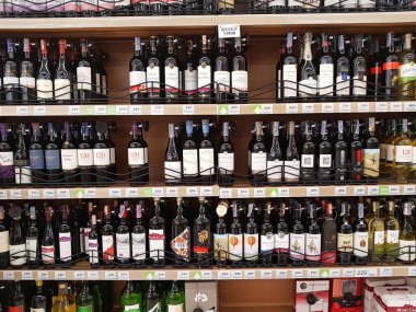 Chiang Rai, Tayland - 6 Şubat: çeşitli marka şarap ambalajında Satılık süpermarket stand veya rafta 6 Şubat 2017 yılında Chiang rai, Tayland.