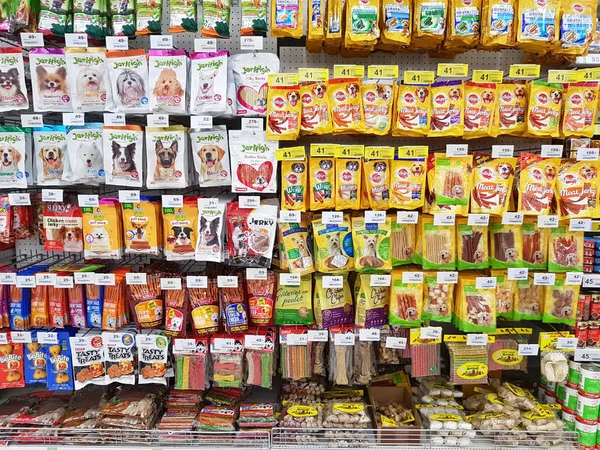 Chiang rai, thailand - 6. Februar 2017: verschiedene Tierfuttermarken in Verpackungen zum Verkauf am Supermarkt-Stand oder Regal am 6. Februar 2017 in chiang rai, thailand. — Stockfoto