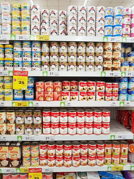 CHIANG RAI, THAILAND - FEVEREIRO 6: várias marcas de leite condensado adoçado para venda em stand ou prateleira de supermercado em 6 de fevereiro de 2017 em Chiang rai, Tailândia . — Fotografia de Stock