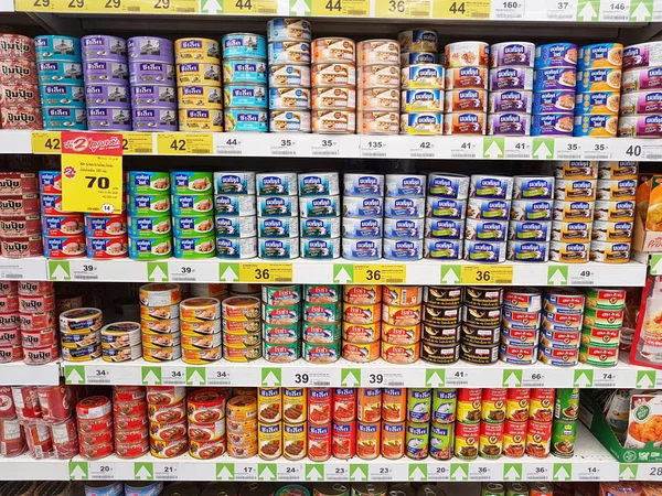 スーパー スタンドの販売または 2017 年 2 月 6 日チェンライ、タイの上の棚のための包装で魚の缶詰のチェンライ、タイ - 2 月 6 日: 様々 なブランド. — ストック写真