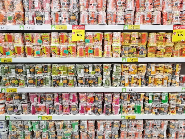CHIANG RAI, THAILAND - FEBRUARY 6: berbagai merek cangkir nookdle instan dalam kemasan untuk dijual di stand atau rak supermarket pada 6 Februari 2017 di Chiang rai, Thailand . — Stok Foto