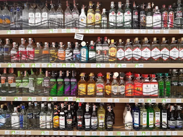 CHIANG RAI, THAILAND - FEVEREIRO 6: várias marcas de álcool em embalagens para venda em stand de supermercado ou prateleira em 6 de fevereiro de 2017 em Chiang rai, Tailândia . — Fotografia de Stock