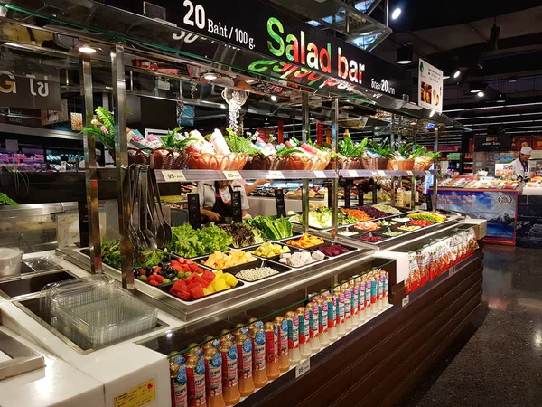CHIANG RAI, TAILANDIA - 2 DE FEBRERO: barra de ensaladas en el supermercado en Central Plaza el 2 de febrero de 2017 en Chiang rai, Tailandia . —  Fotos de Stock