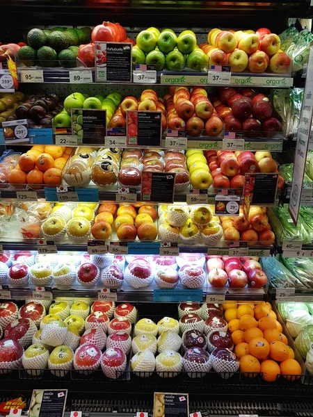 CHIANG RAI, TAILANDIA - 2 DE FEBRERO: varias frutas vendidas en estantería en el supermercado en Central Plaza el 2 de febrero de 2017 en Chiang rai, Tailandia . — Foto de Stock
