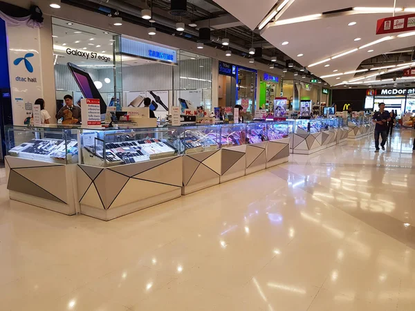 チェンライ, タイ - 2 月 2 日: 百貨店インテリア観中央広場携帯電話ゾーンと 2017 年 2 月 2 日チェンライ, タイ. — ストック写真