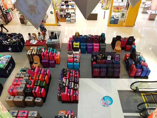 CHIANG RAI, THAILANDIA - 2 FEBBRAIO: Grande magazzino vista interna con zona valigia a Central Plaza il 2 febbraio 2017 a Chiang rai, Thailandia . — Foto Stock