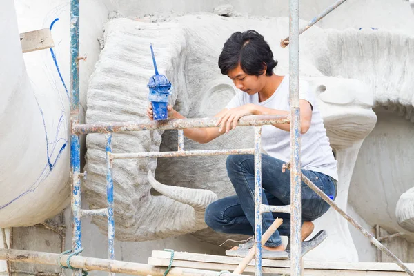 CHIANG RAI, THAILAND - FEVEREIRO 12: Homem não identificado trabalhando criando grandes estátuas de barro em Wat Rong Sua Ten templo em fevereiro 12, 2017 em Chiang rai, Tailândia . — Fotografia de Stock