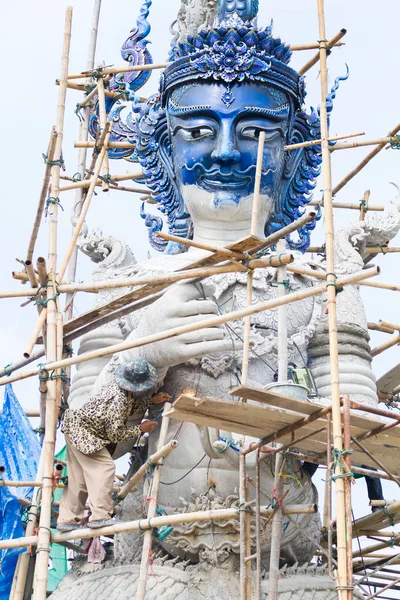 CHIANG RAI, THAILAND - FEVEREIRO 12: Homem não identificado trabalhando criando grandes estátuas de barro em Wat Rong Sua Ten templo em fevereiro 12, 2017 em Chiang rai, Tailândia . — Fotografia de Stock