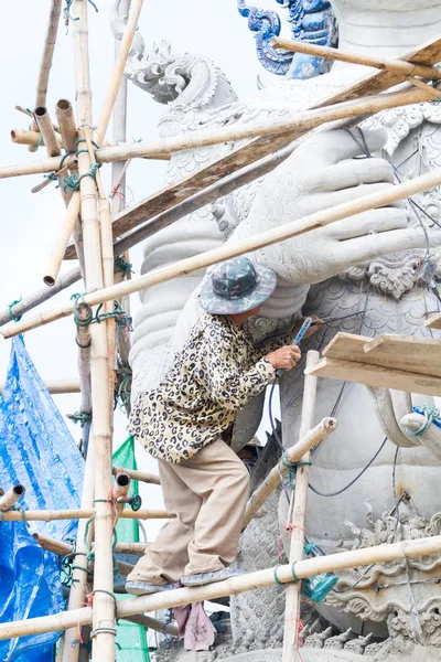 Chiang Rai, Tajlandia - 12 lutego: Niezidentyfikowany mężczyzna pracujący tworzenie posągów wielkich glinianych w świątyni Wat Rong Sua dziesięć na 12 lutego 2017 w Chiang rai, Tajlandia. — Zdjęcie stockowe