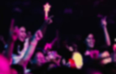 insan bir rock konserinde kalabalığı closeup bulanık