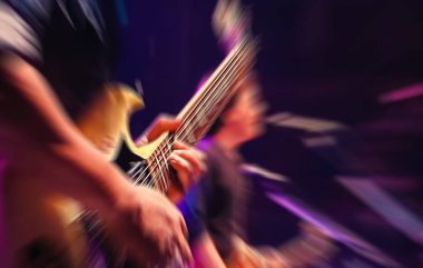 closeup bulanık adam gitar rock konseri sahnede hız Hareket Bulanıklığı filtresi ile defocused