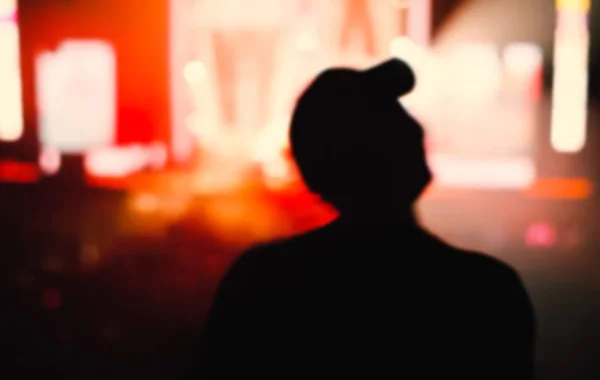 Silhouette defocused blurred man in rock concert — Stock Photo, Image