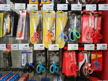 Chiang Rai, Tayland - 15 Şubat: çeşitli marka Satılık süpermarket stand veya 15 Şubat 2017 yılında Chiang rai, Tayland rafta ambalajın makas.